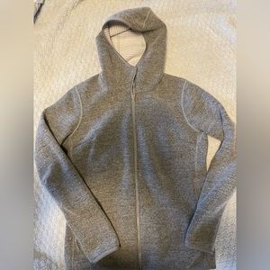 Mountain hardware zip up fleece. Like new.